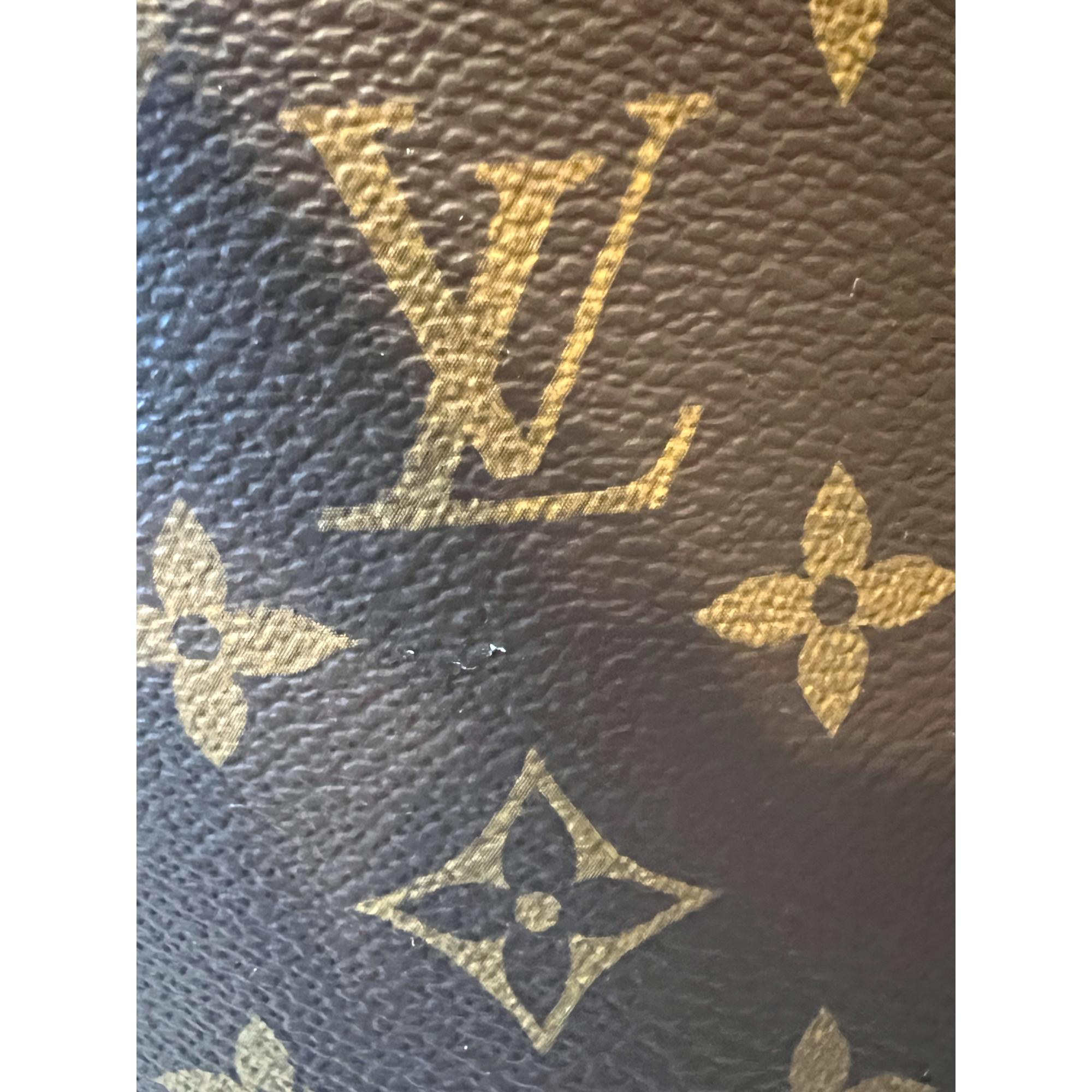 Louis Vuitton Neonoe MM Black Bucket Shoulder Bag at_Queen_Bee_of_Beverly_Hills